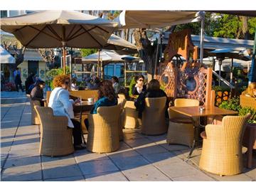 腐國的露天咖啡館，看上去不錯呦