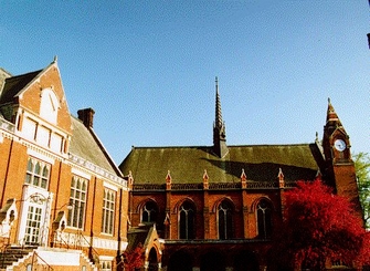 英國海格學校，由伊麗莎白女王一世特許建立的混合制學校